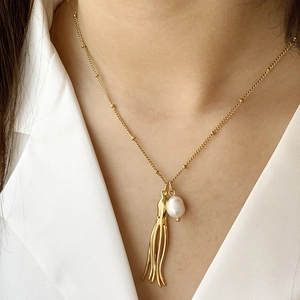 Collana con polpo dorato e perla d'acqua dolce indossata da modella su camicia