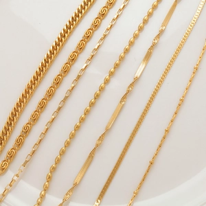Set mit sieben goldenen Edelstahlketten, inklusive Panzerketten- und Schlangenkettenstil
