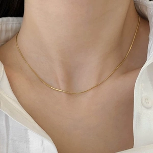 Minimalistische vergoldete Schlangenkette aus Edelstahl für Damen am Hals getragen