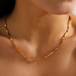 Nahaufnahme der goldenen Schlangenkette mit metallischem Glanz an einem Model