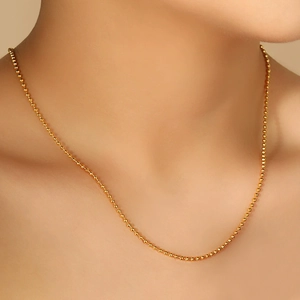 Nahaufnahme einer hochwertigen goldenen Perlenkette am Hals für modischen Hip-Hop-Style