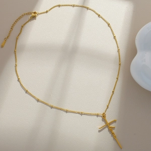 Collier minimaliste en titane doré avec pendentif croix Hope et chaîne à billes délicate