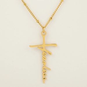 Détail du collier en titane doré avec pendentif en forme de croix écrit 'fearless'