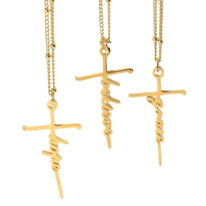 Trois colliers croix dorés avec inscriptions hope believe et grace sur chaînes à perles