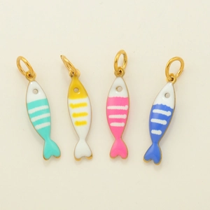 Nahaufnahme von vier bunten Emaille-Fisch-Anhängern in Goldoptik für DIY-Schmuck