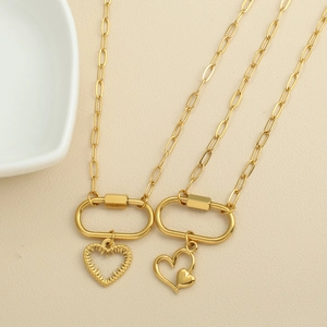 Dettaglio di collane a catena trombone placcate in oro 18K con ciondoli a forma di cuore