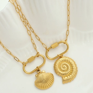 Goldene Muschel- und Nautilus-Anhänger an langen ovalen Gliederketten mit 18k Goldauflage