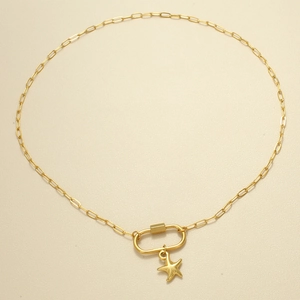 Detail eines 18k vergoldeten Seestern-Anhängers an einer Büroklammerkette mit Karabiner
