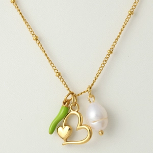 Detail der Goldkette mit grünem Chili, Herzanhänger und Barockperle als Anhänger