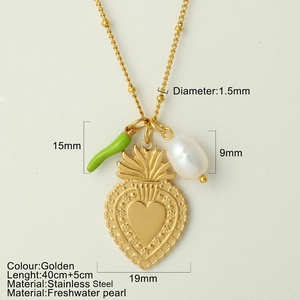 Goldene Edelstahlkette mit Herz-Medaillon, grünem Chili und Perlenanhängern