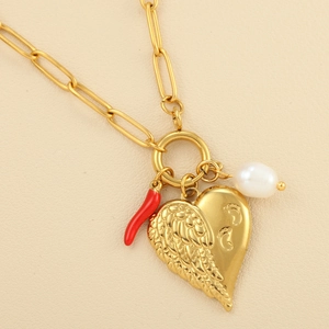 Dettaglio collana cuore oro 18K con ali incise, ciondolo peperoncino rosso e perla su catena