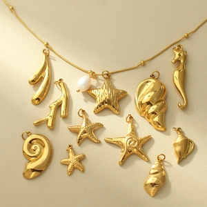 Collana dorata a tema oceano con pendenti a stella marina, conchiglia e perla