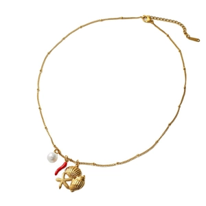 Collana marina dorata con ciondoli a stella marina, conchiglia e perla bianca