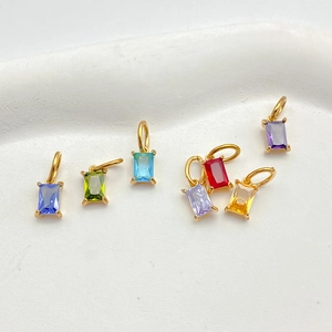 Pendentifs carrés en zircone colorée avec monture dorée en acier inoxydable poli