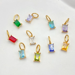 Collection de pendentifs rectangulaires en zircon coloré avec montures en acier doré