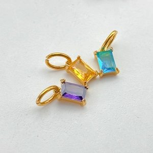 Détails de pendentifs rectangulaires en zircon coloré avec base dorée et anneaux de lien