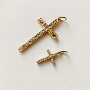 Colgante de cruz de acero inoxidable chapado en oro 18K con pavé de circonitas brillantes