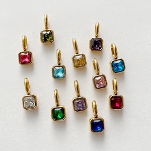 Set di 12 ciondoli quadrati in zircone di vari colori con placcatura in oro
