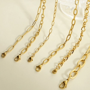 Vue macro de colliers trombone et chaînes en O plaqués or 18K avec fermoirs mousquetons