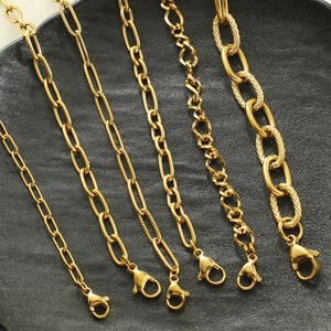 Détail des maillons de chaîne et fermoirs mousquetons en acier plaqué or 18 carats