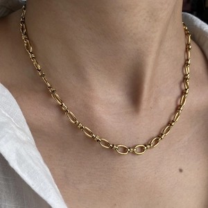 Collier chaîne en O plaqué or 18K sur un mannequin pour un look chic et minimaliste