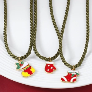 Ensemble de colliers de Noël avec pendentifs en émail chaussettes et gants sur cordon vert