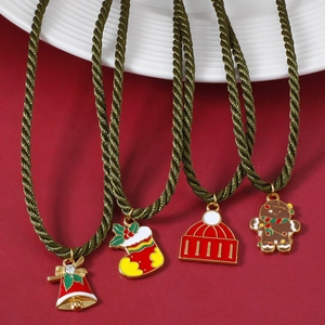 Collier de Noël en Acier Inoxydable Pendentif Émail Chaîne en Corde Tressée Verte Père Noël Sapin Cloche Chaussette Cadeau Bijoux Femme
