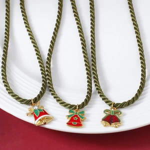 Vue détaillée de colliers de Noël avec cloches en émail et cordons verts torsadés