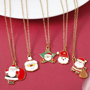 Juego de cinco collares festivos de Papá Noel con cadenas doradas sobre fondo rojo