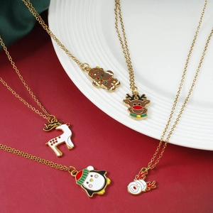 Collares dorados navideños con colgantes de reno, muñeco de nieve y hombre de jengibre