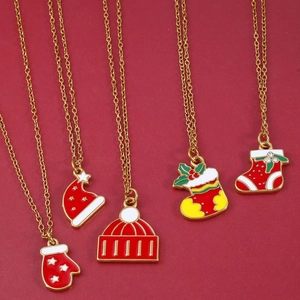 Detalle de cinco collares navideños con acabado dorado y dijes de esmalte de colores