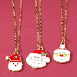 Vista detallada de tres colgantes de Papá Noel en esmalte con cadenas de acero dorado
