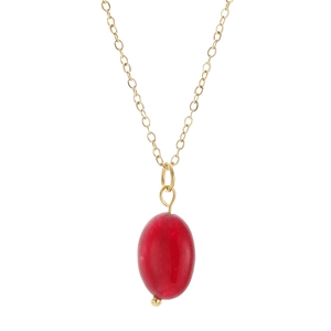 Elegante goldene Edelstahlkette mit einem ovalen roten Edelsteinanhänger im Vintage-Stil