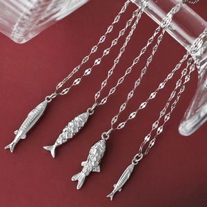 Juego de cuatro collares con colgantes de peces en acero inoxidable con texturas de escamas