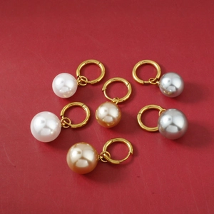 Orecchini a cerchio placcati oro 18K con pendenti di perle bianche, champagne e grigie