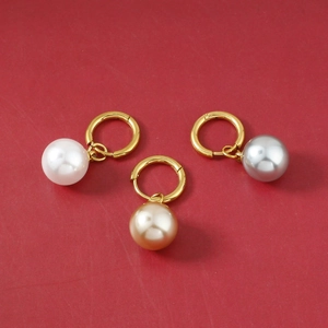 Orecchini vintage con pendenti in perle bianche, champagne e grigie placcati in oro 18K