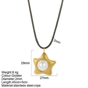 Colgante de estrella de mar dorada con perla blanca en collar de cuerda negra