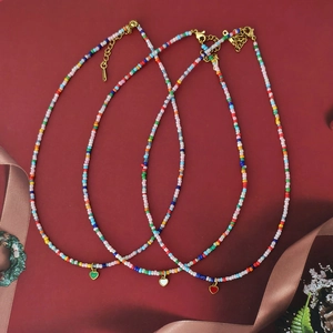 Böhmische bunte Perlenkette mit Herzanhängern und verstellbarer goldener Kette