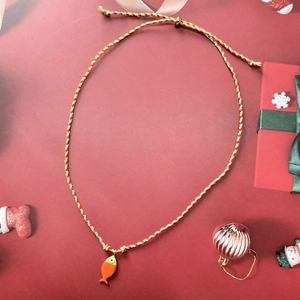 Collar bohemio tejido a mano con colgante de pez naranja y cierre ajustable en dorado