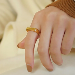 Bague carrée minimaliste en acier titane plaqué or portée pour un style décontracté