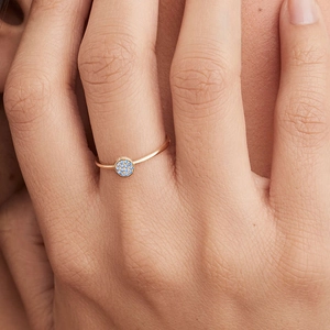 Nahaufnahme von minimalistischem Ring aus Roségold mit blauen Zirkon-Steinen