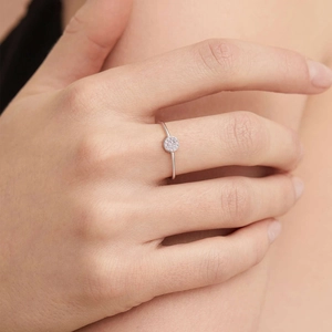 Nahaufnahme eines silbernen Rings mit mikrogefasstem rosa Zirkonia im Minimal-Stil