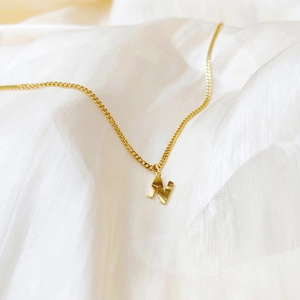 Cadena cubana de 2mm en acero chapado en oro con colgante letra N sobre seda