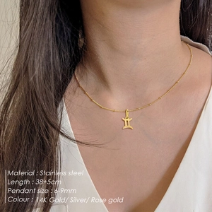 Collier Gémeaux en acier inoxydable doré porté par un mannequin, chaîne 38+5cm
