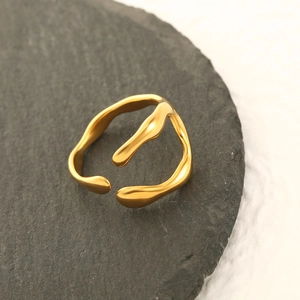 Detailaufnahme des 18K vergoldeten Edelstahlrings mit organischer Lavastruktur