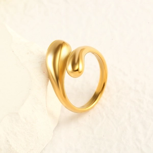 Detailansicht des 18K vergoldeten, unregelmäßigen Rings mit matter Satin-Oberfläche