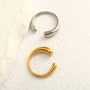 Minimalistischer C-Ring in Gold und Silber mit Tropfenenden auf weißem Stein