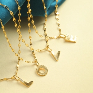 Gouden roestvrijstalen LOVE-kettingen met stralend gegraveerde letterhangers