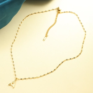Gouden roestvrijstalen ketting met textuur A-letter hanger op groene zijden achtergrond