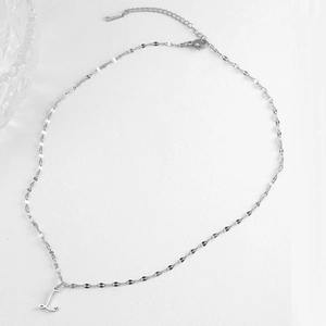 Minimalistische zilveren roestvrijstalen L-letter ketting met hartdetail en paillettenketting